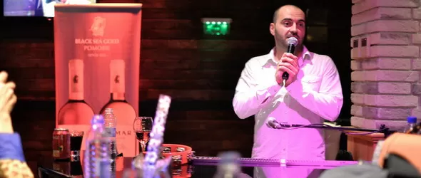 Васил Чергов свири на пиано сред пясъците на Албена