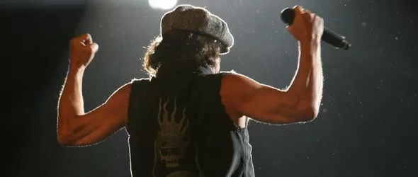 Брайън Джонсън (AC/DC) в ретро състезанието Nostalgia Weekend