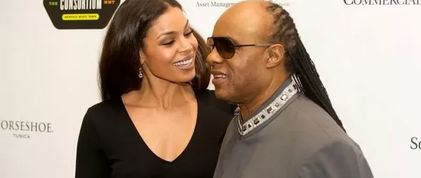 64-годишният Стиви Уондър ще става баща на тризнаци