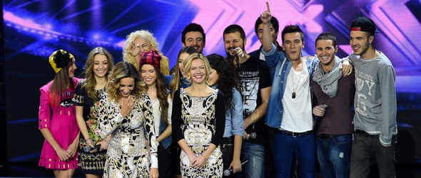 Финалисти и жури заедно на сцената в коледното шоу на X Factor