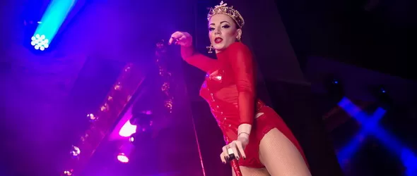 Червени кралици ще омагьосват влюбените в Bedroom Premium Club