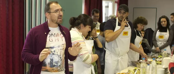 Готвач на Оейсис за каузата на Топла супа всеки ден