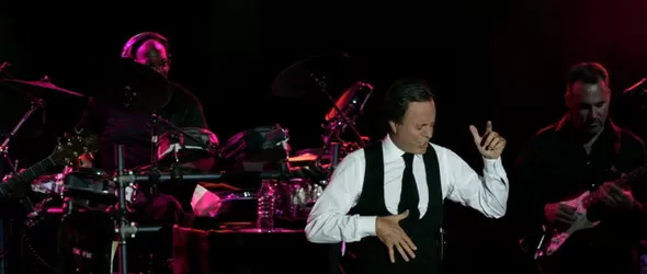 Виж кой спечели пропуск за концерта на Хулио Иглесиас