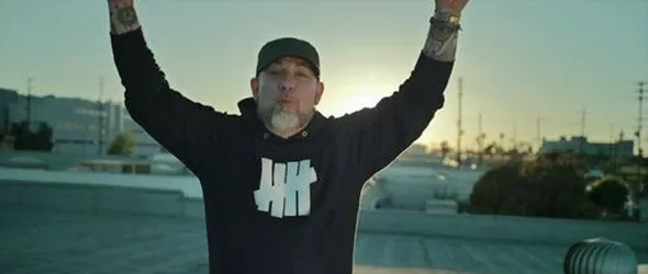 Jump Around с Everlast на плажа в Каваци. Концертът в детайли