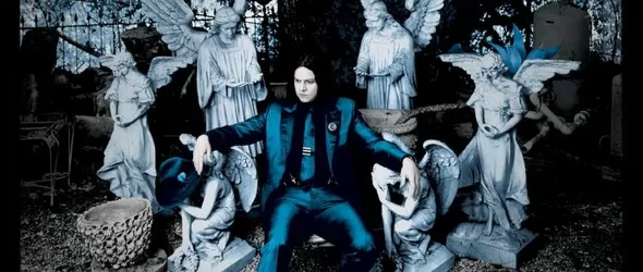 Сред заразно болните, санитар е Jack White