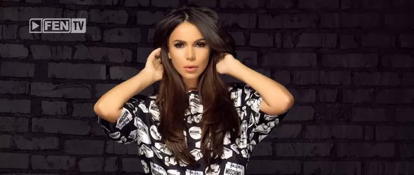 Алисия водеща в Зад кулисите