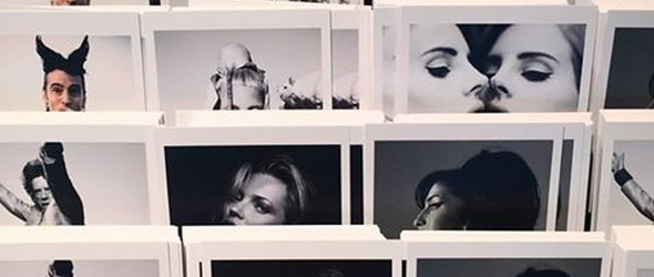 Брайън Адамс показва фотографиите си на принцеса Виктория