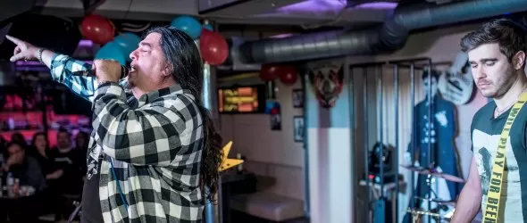 Жици, гайди и танци на пилон предизвикаха рок земетресение