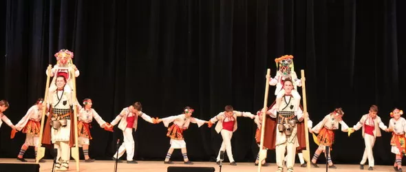 Близо 200 деца пресъздадоха с танци народни обичаи