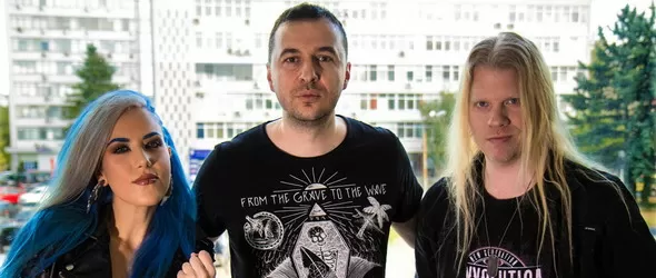 Alissa White-Gluz и Lawrence Taylor в едър план по Фрактура