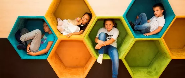 Ангели и дяволи танцуват заедно за Хелоуин в Angel Steps