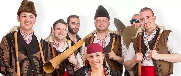 Тъпани и гайди с рекорд за най-дългото клубно хоро на Балканите