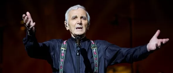 Шарл Азнавур слиза от сцената след концерта си в София