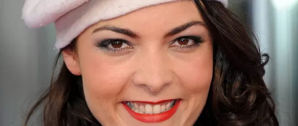 Caro Emerald пристига заедно с бебето си за концерта в София