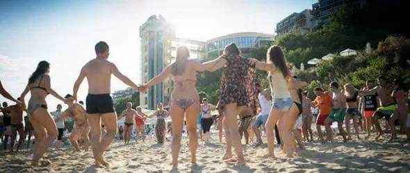 Памбос Агапиу дава старт на морските партита с горещи ритми