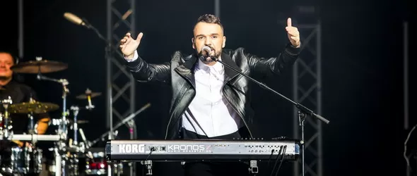 Графа държа на крака пълната зала 1 на НДК от началото до края