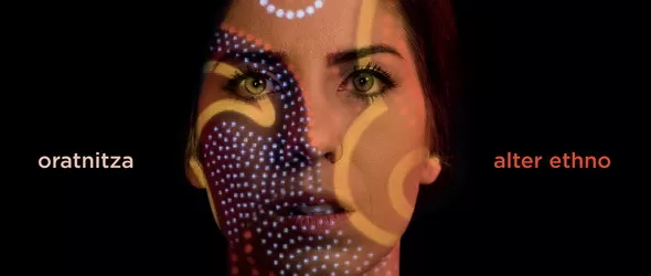 Оратница с коледен подарък за почитателите си