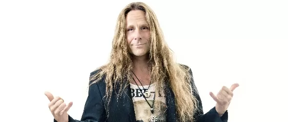 Chris Bay с акустичен концерт в столичния клуб Три уши