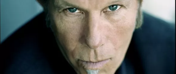 Том Уейтс отиде на пресконференция със себе си