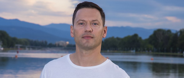 Орлин Павлов с необикновен плаващ концерт