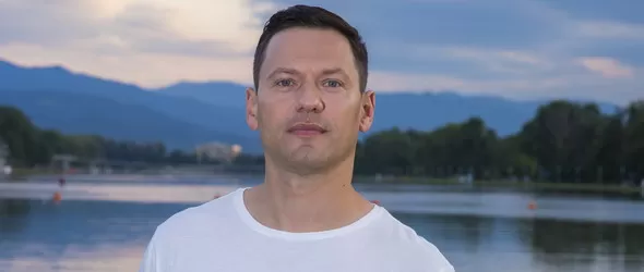 Орлин Павлов с необикновен плаващ концерт