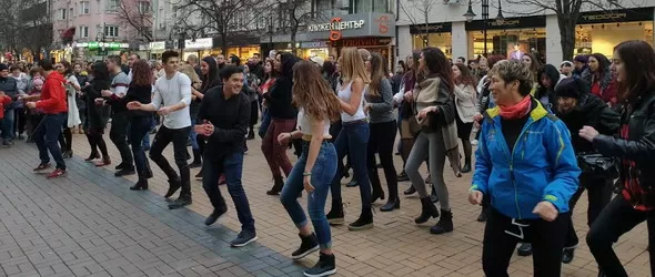 Над 1000 ентусиазирани столичани танцуваха бачата на Витошка