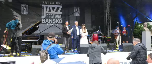 Фестивалът в Банско тръгна по вода и класна музика