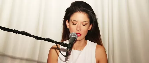 Ема Краун със силен авторски музикален дебют