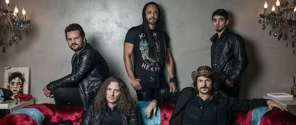 Pungent Stench и Angra в едър план по Фрактура