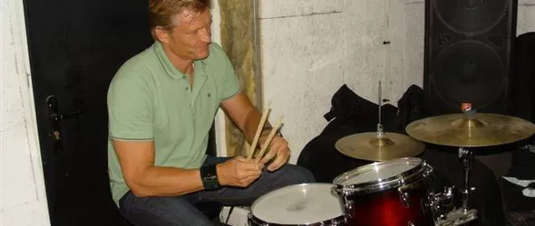 Долф Лундгрен свири на барабаните на Мастило