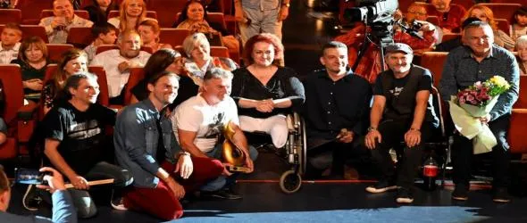 Маргарита Хранова, Петя Буюклиева и Михаил Белчев с отличия от международния фестивал за поп и рок "София" 2022. Първата награда е за Delta Roosters