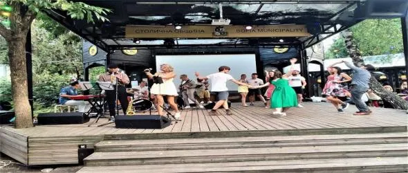 Първият албум на PostBalkanTon връща вечни български песни в суинг вариант. Премиерата му пред публика е в столичния бар Singles