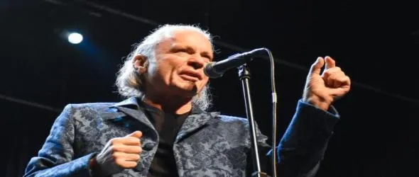 Брус Дикинсън от Iron Maiden запя "Ерген деда" на български език