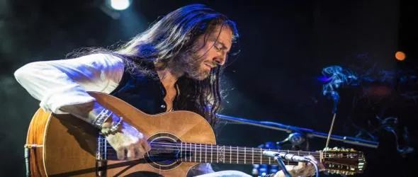 Феноменът на китарата Естас Тонне ще свири в София на 17 октомври