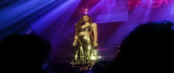 Михаела Филева раздава автографи с часове след блестящия концерт-представяне на новия ѝ албум "96"