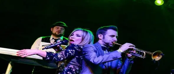 В стъпките на суинга със Stereo Swing и The Swinging Blue Jeans. S.A.R.S. и Сергей Бабкин (5nizza) също танцуват в часа на "Плешивото куче"