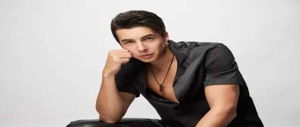 Тино е в "Допаминова утопия". Ще представи новата си песен на живо в Sofia Live Club