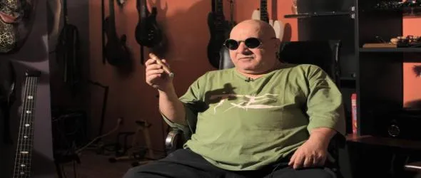 Монолит бенд на голям екран