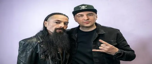 Frost (Satyricon) и Saxon в едър план по "Фрактура"