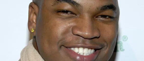 Ни-Йо изрита Крис Мартин и Ко от първа позиция за сингли в Англия