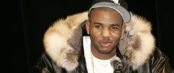 Гейм се бие с роднина на погребение