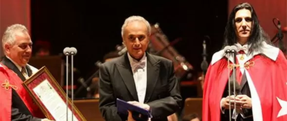 Джоуи Димайо от Менъуор връчи награда на Хосе Карерас