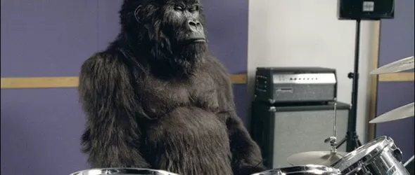 Горила пее парче на Фил Колинс, нагушва се с милиони