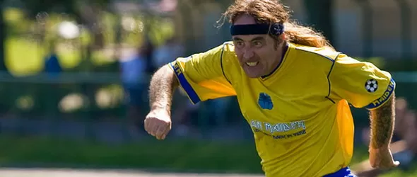 Феновете на Мейдън, начело със Стив Харис, бият в приятелски мач