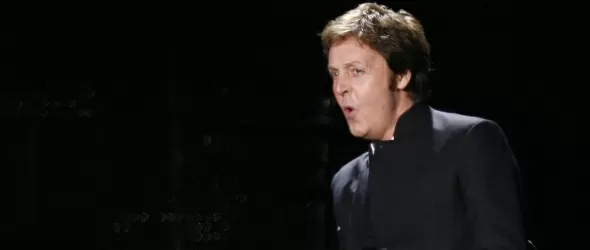 Нанси мъкне Пол към брачното ложе, той не се опъва