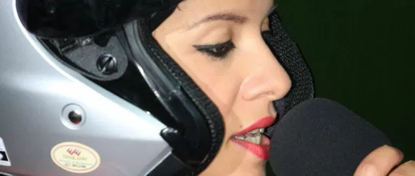 Елица Тодорова пя на стадион с каска за мотор на главата си