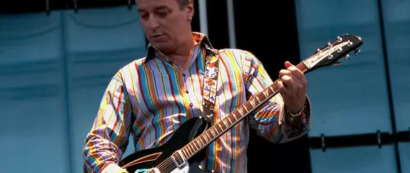 Появи се изчезналата китара на Питър Бък (Ар И Ем)