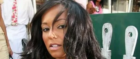 Мел Би разпродава дрехи и покъщнина