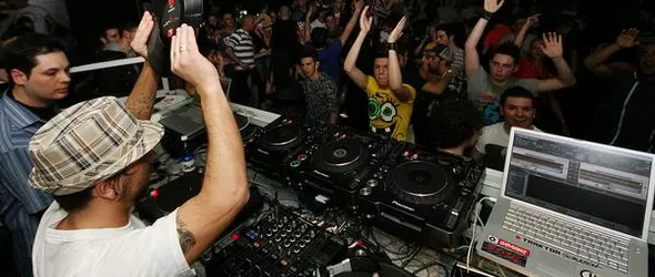 Дeнди и Уго циклят в Ескейп довечера