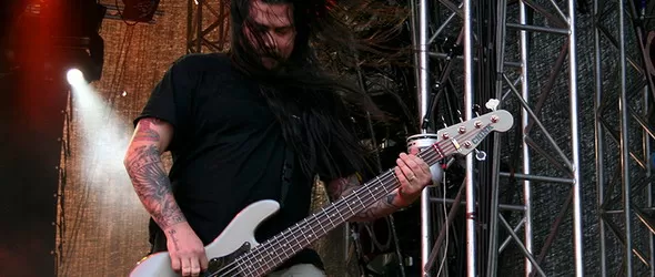 Басистът на Дефтоунс е в кома